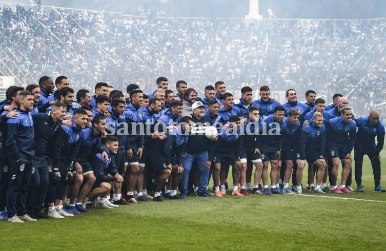 Maradona, junto al plantel de Gimnasia. (Foto: TyC)