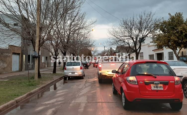 Un semáforo que dura solo 10 segundos en verde provoca congestión vehicular 