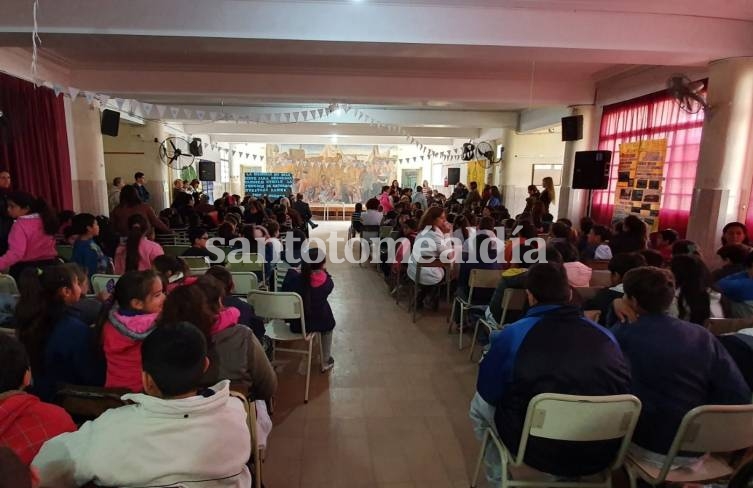 Como cada año, el acto por el aniversario de la fundación jurídica de la ciudad se realizó en la escuela Simón de Iriondo.