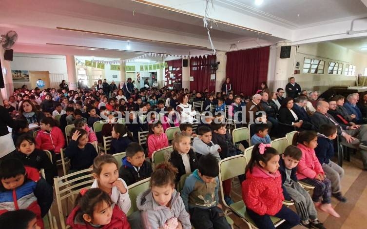 Como cada año, el acto por el aniversario de la fundación jurídica de la ciudad se realizó en la escuela Simón de Iriondo. 