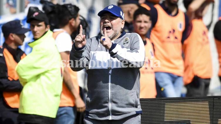 Racing venció a Gimnasia en el debut de Diego Maradona
