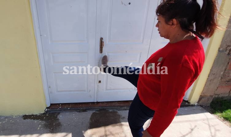 La madre de Angie muestra cómo cree que los delincuentes ingresaron a la casa. (Foto: santotomealdia)