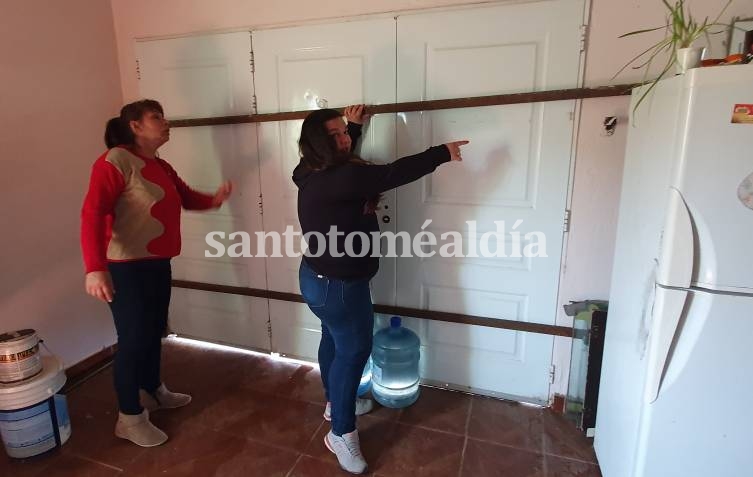 Además de la cerradura, el portón tenía una barra de hierro que lo trababa desde adentro, pero igual lo forzaron. (Foto: santotomealdia)