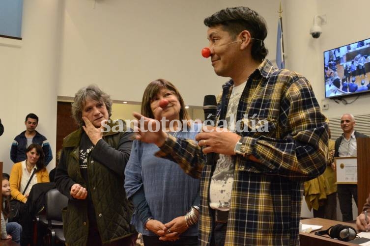 Shaka González, Caty Ortíz y Silvia Nerbutti, directora del grupo teatral La Tramoya. (Foto: Concejo de Santa Fe)
