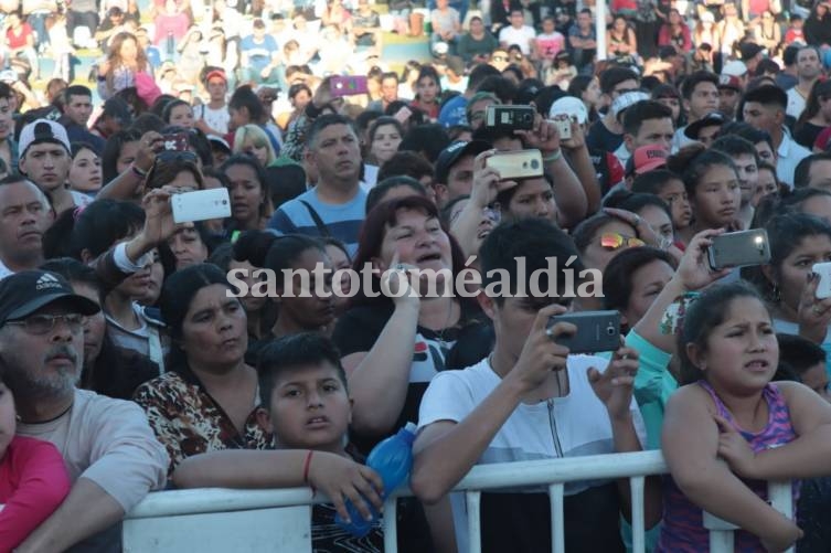Juanjo Piedrabuena cerró la fiesta de la primavera ante una gran cantidad de público. (Foto: Gentileza Municipalidad de Santo Tomé)