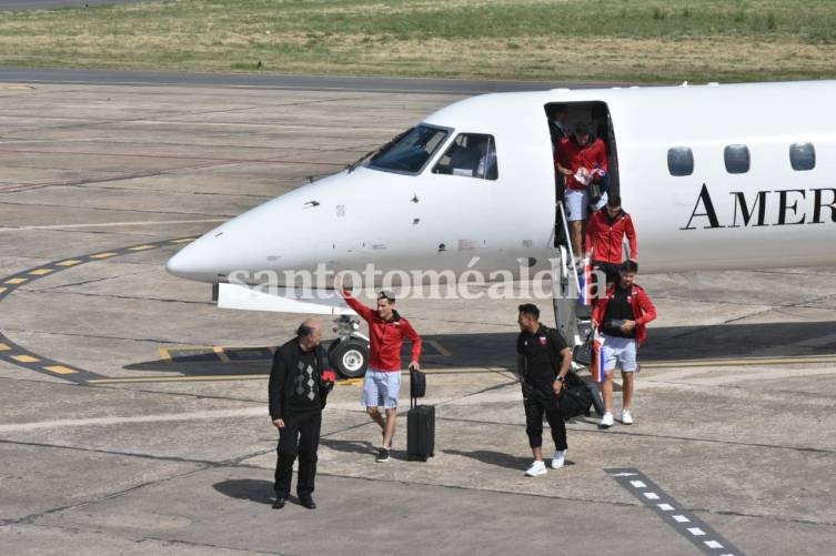 Colón llegó a Santa Fe y saludó a los hinchas que lo fueron a recibir