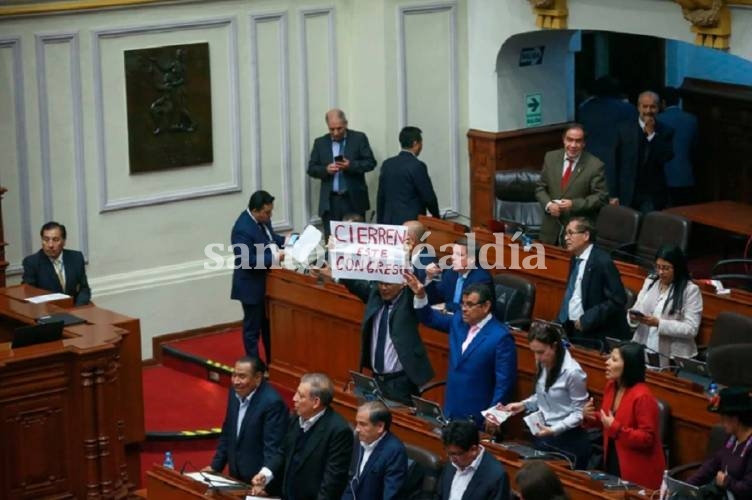 Choque de poderes en Perú: Vizcarra disolvió el Congreso y diputados lo suspendieron