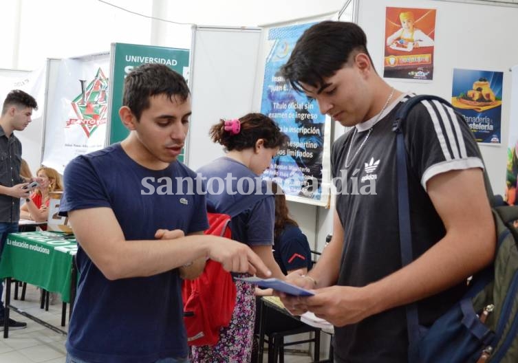 Alumnos secundarios participaron de la 14ª Jornada Municipal de Información de Carreras. (Foto: Municipalidad de Santo Tomé)