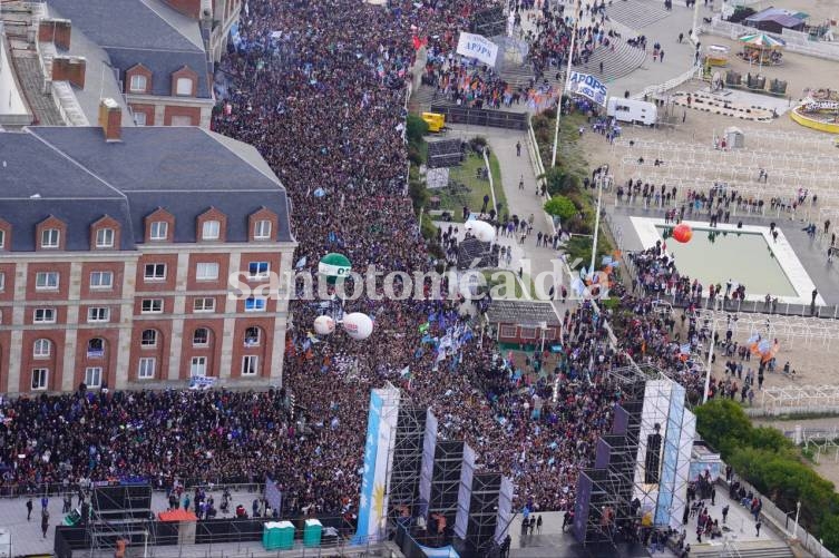 Con la tradicional rambla marplatense como escenario emblemático, los candidatos del Frente de Todos cerraron la campaña. (Foto: Frente de Todos)