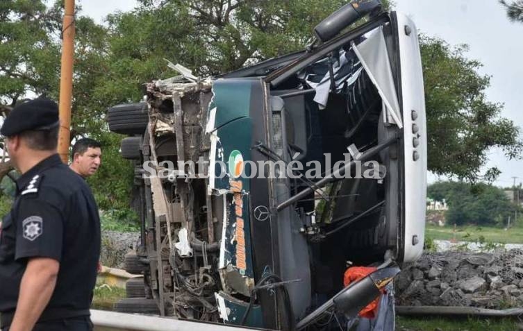 Así quedó el micro tras el vuelco. (Foto: El Litoral)