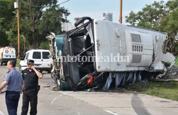 Santa Fe: Volcó un colectivo en la Circunvalación y hay varios heridos