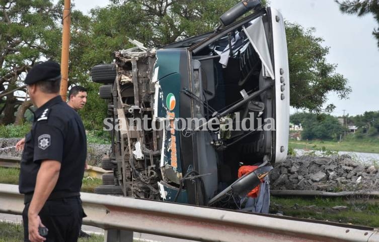 Una mancha de aceite habría provocado el vuelco del micro que iba de Rosario a Santa Fe