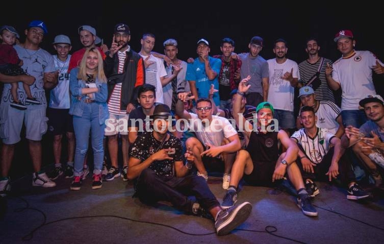 Recital de hip hop en el patio de la Casa de la Cultura