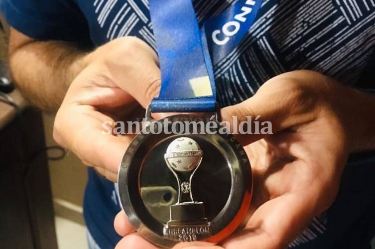 El kinesiólogo de Colón le regaló la medalla de la final a la familia del hincha fallecido