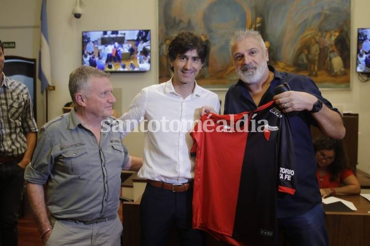 Rubén Rossi, con dirigentes de Colón. (Foto: Matías Pintos)