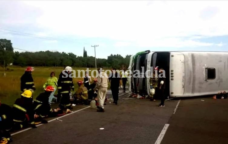 Buenos Aires: Dos nenas muertas al volcar un micro que los trasladaba en un viaje escolar