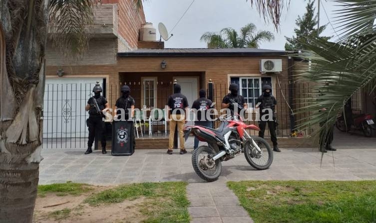 El allanamiento se concretó con un importante despliegue policial. (Foto: Gentileza)
