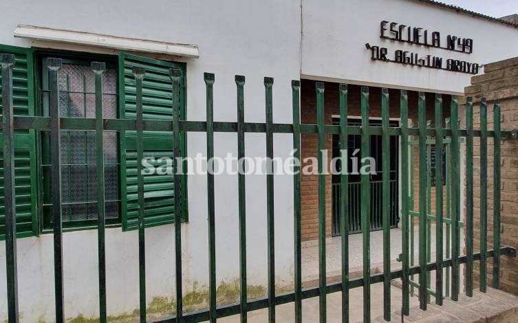 La ventana por la cual ingresaron, junto a la puerta principal. (Foto: Santotomealdia)