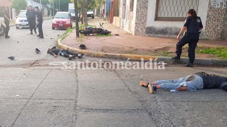 Imágenes impactantes: un delincuente murió tras chocar una moto robada con un patrullero