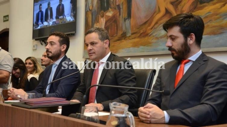 En una polémica sesión, juraron los nuevos concejales de Santa Fe 
