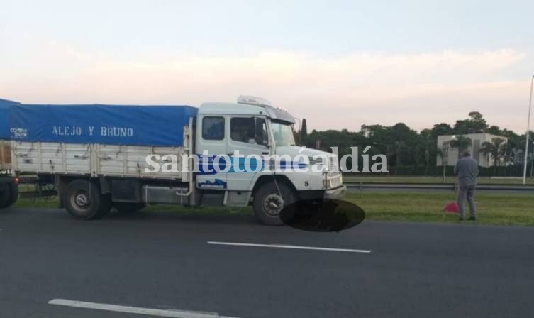 Choque fatal en la autopista: una motociclista de 33 años murió arrollada por un camión