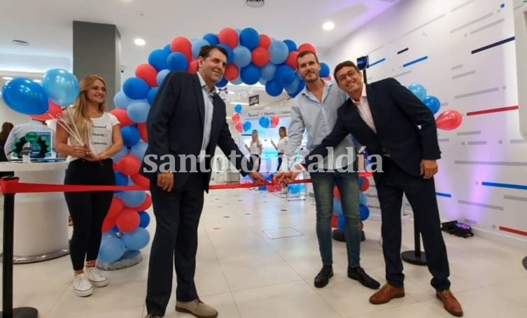 El corte de cintas, para la inauguración oficial de la oficina convergente. (Foto: Santotomealdia) 