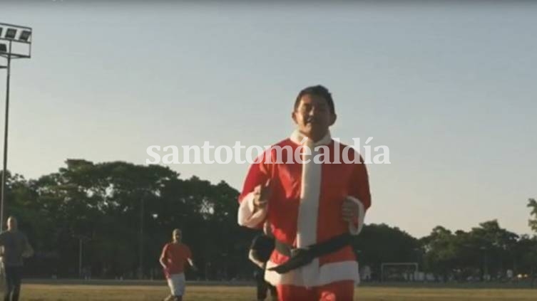 El Pulga Rodríguez se disfrazó de Papá Noel y sorprendió a todos