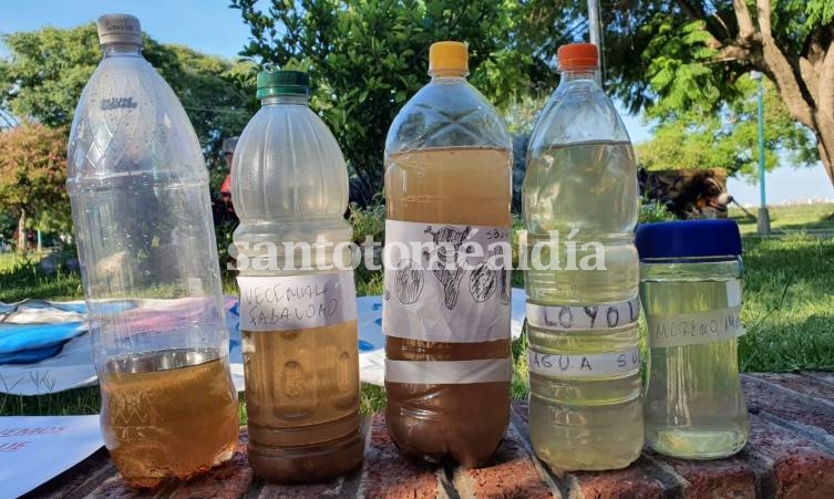 Algunos vecinos llevaron botellas con muestras de agua. (Foto: Santotomealdia)
