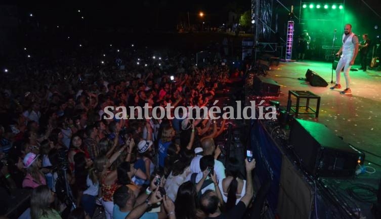 Abel Pintos cerró el Festival del Pescador 2020. (Foto: Comuna de Sauce Viejo)