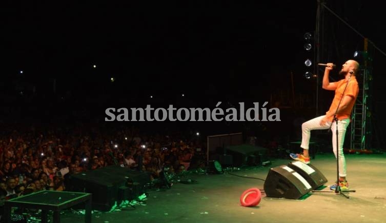 Abel Pintos, en el escenario Horacio Guaraní. (Foto: Comuna de Sauce Viejo)