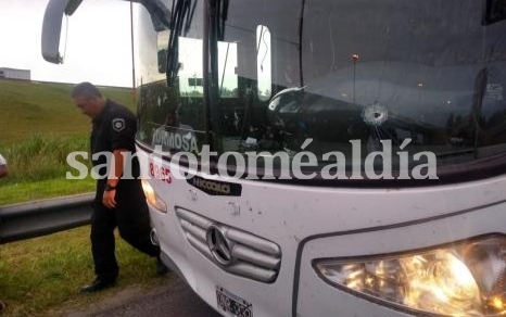 Balearon a dos colectivos de larga distancia en la Ruta 168: hay dos personas heridas
