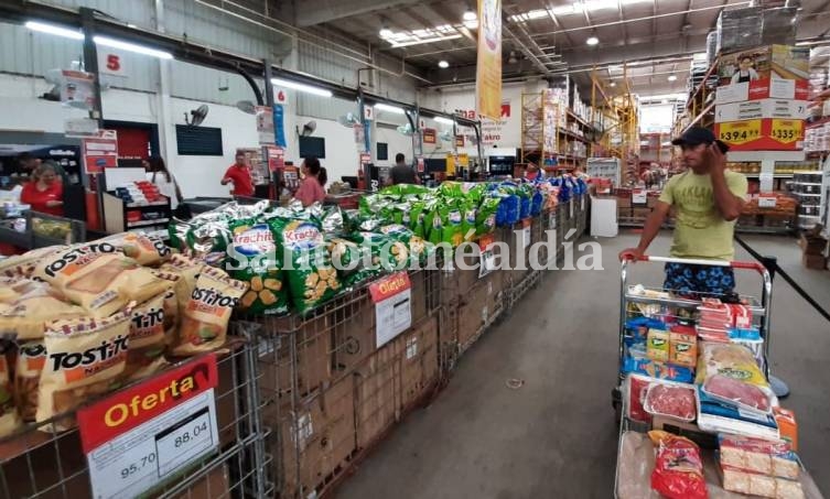 Consumidores se vuelcan a los mayoristas para pelearle a inflación