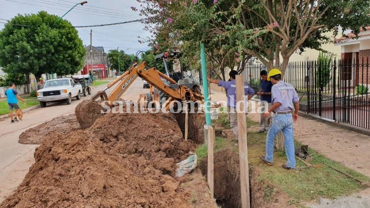 Trabajan en el mantenimiento de la red de cloacas en un sector de barrio San Martín