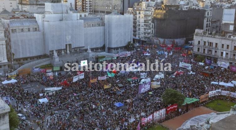 Miles de mujeres reclamaron frente al Congreso la legalización del aborto