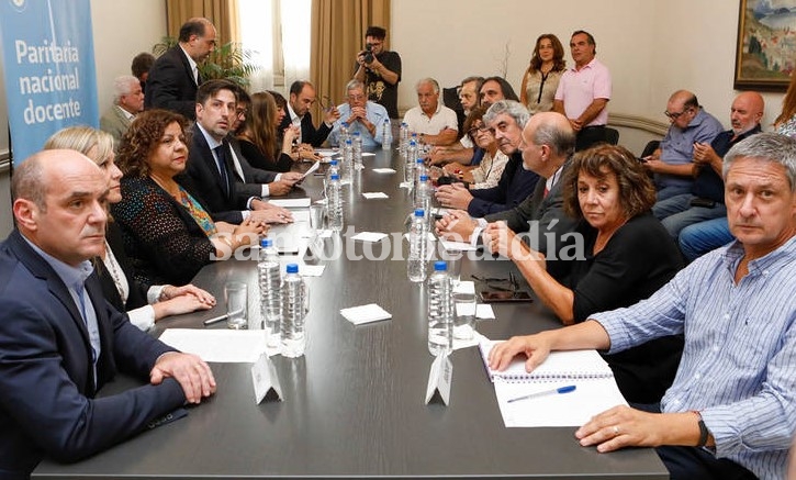 Paritaria nacional docente: acordaron un salario inicial de 23 mil pesos en marzo y 25 mil en julio
