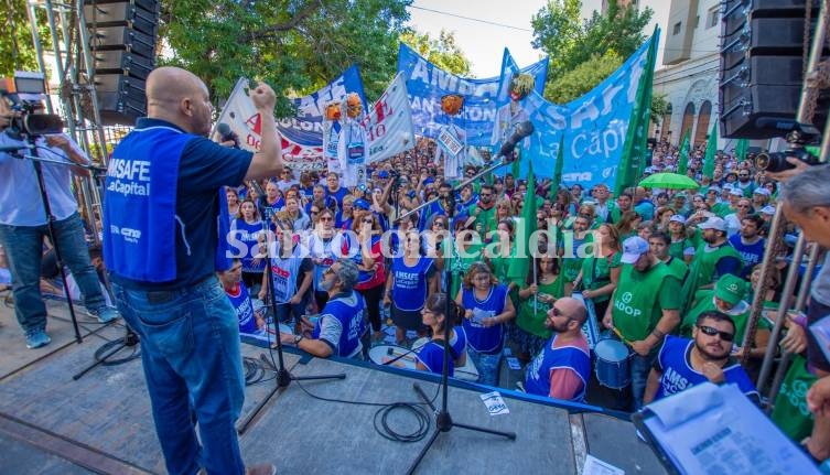Masiva manifestación de docentes en la primera jornada de paro
