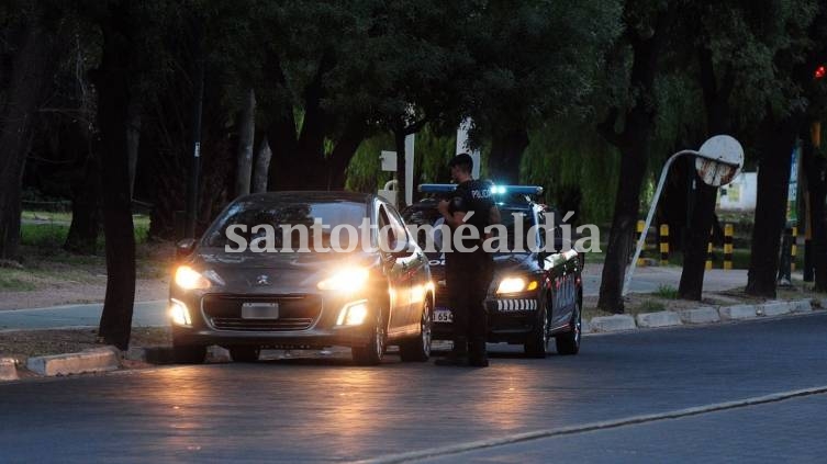 Mendoza: los detuvieron por romper la cuarentena y descubrieron que llevaban a los hijos en el baúl