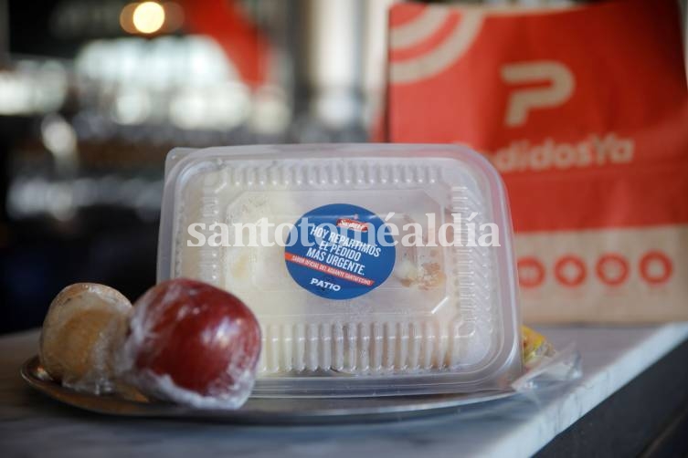 Cerveza Santa Fe y Pedidos Ya se unieron para repartir viandas de alimentos.