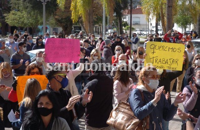 Comerciantes de Santo Tomé se sumaron a la protesta frente a Casa de Gobierno