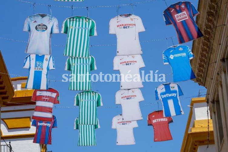 En Sevilla, camisetas de los clubes de la Liga española de la Primera División cuelgan entre dos edificios, para promover la reanudación de la liga. (Foto: EUROPA PRESS )