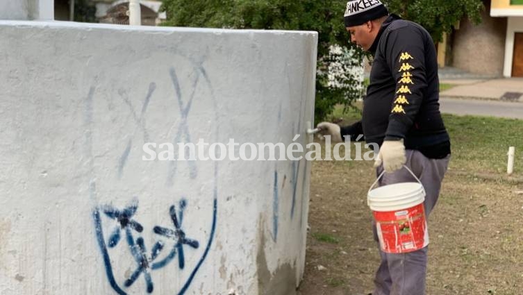 Vandalizaron espacios recién pintados en la plaza Belgrano