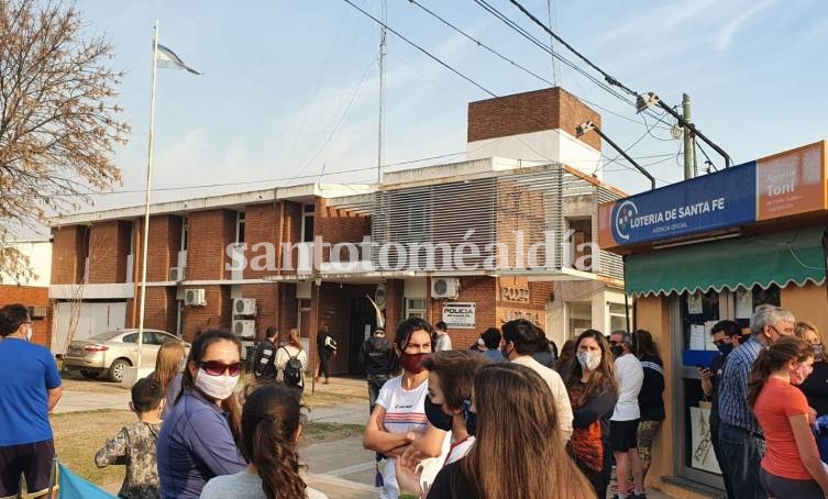 Protesta de vecinos de la Comisaría 12 por la superpoblación de presos