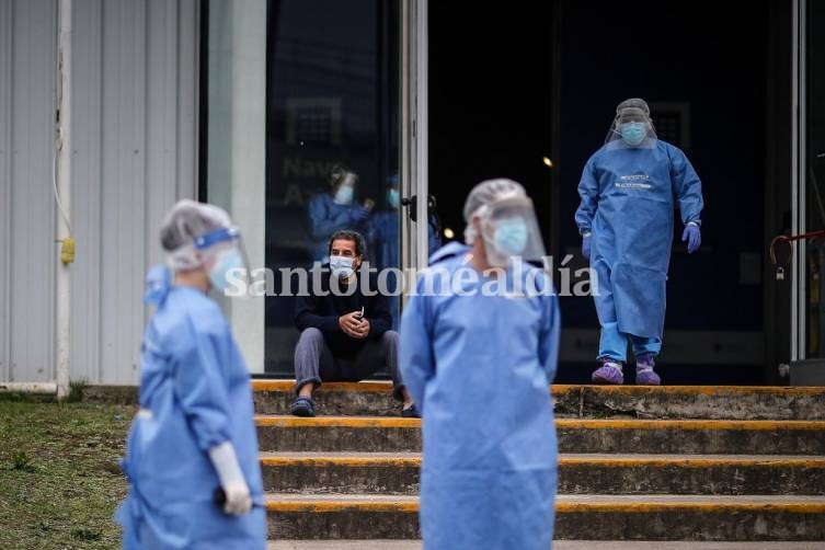 La cartera sanitaria agregó que son 808 los internados en unidades de terapia intensiva.