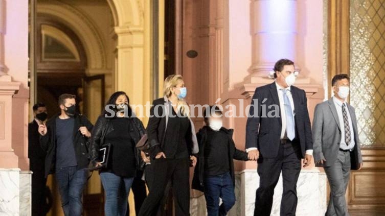 En un velatorio íntimo, familiares y amigos despidieron a Maradona durante la madrugada