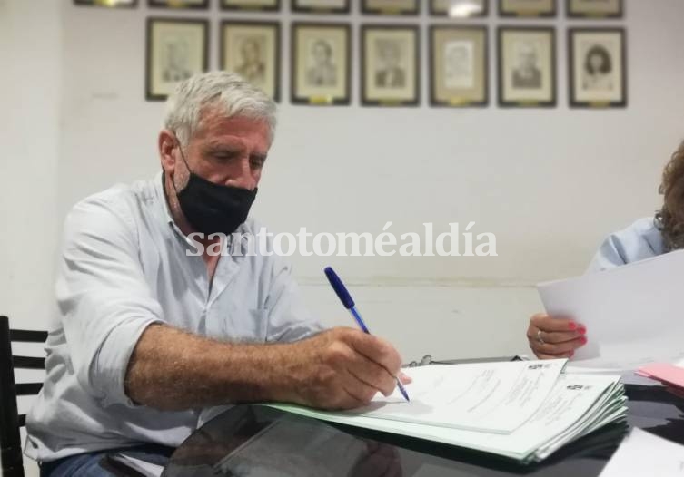 Fernando Alí propone multas de más de medio millón de pesos para funcionarios que violen los turnos de vacunación