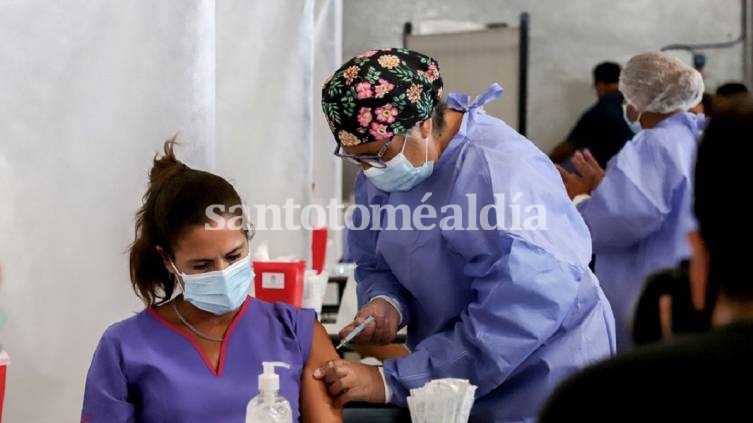 Buscan reducir a 4 meses el plazo para la aplicación de la dosis de refuerzo en personal de salud y mayores de 60