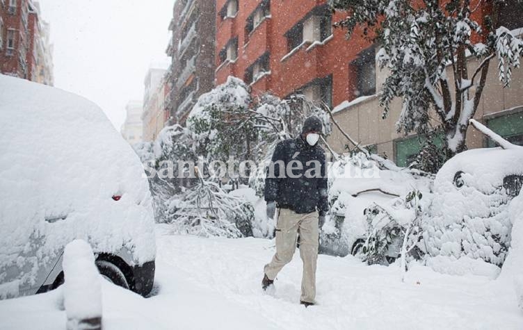 España: tres muertos, cierres de rutas y cancelación de vuelos y clases por la nieve
