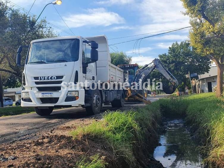 Realizan trabajos de desobstrucción de desagües en calles pavimentadas