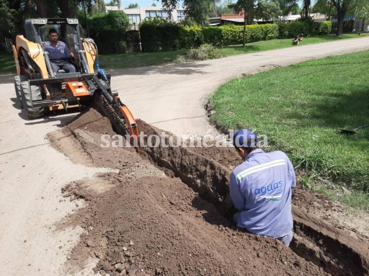 El personal comunal realizó trabajos con zanjadora en las intersecciones de la Avenida de la Bandera y las calles Rosas y Pensamientos.