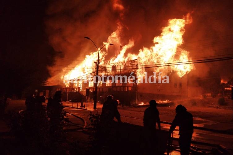 Edificios públicos incendiados en Chile en protesta por otro caso de gatillo fácil de Carabineros